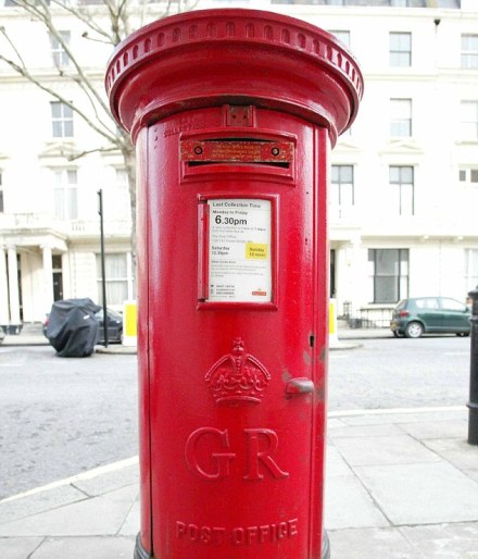 İngilizlerin meşhur kırmızı posta kutuları...
